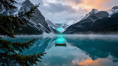 静谧湖泊雪山