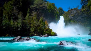 山涧流水瀑布