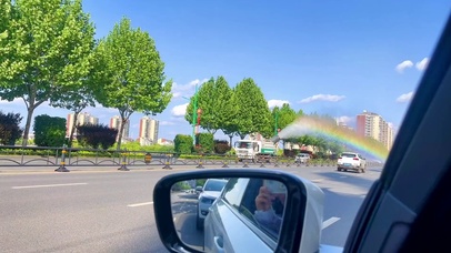彩虹洒水车