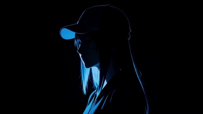 蓝电暗潮：赛博剪影的潜行女孩