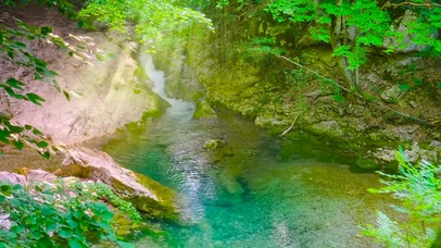 护眼幽静溪水潭