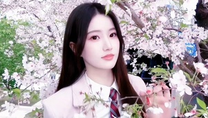 人面桃花相映红