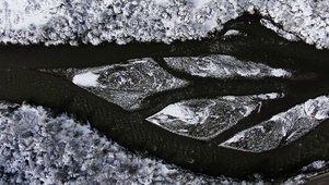 超美雪景河流