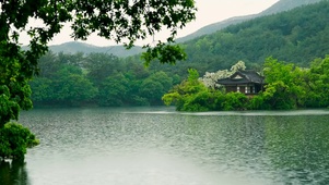 雨天湖边小屋 