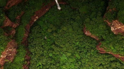 夏季夏天绿色大山树木清新