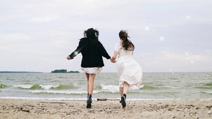 海边奔跑的女孩