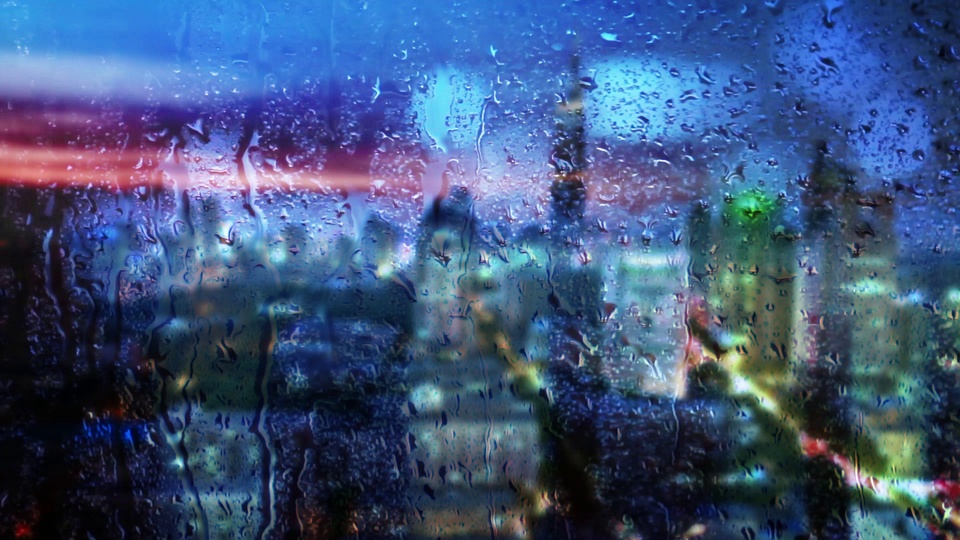 布满雨滴的玻璃窗后是虚化的蓝紫色调城市夜景，点缀粉橙与淡绿色光斑。