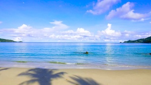 清澈海滩海浪