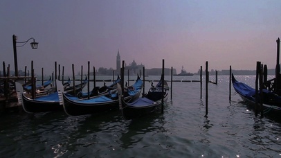 水中摇曳的贡多拉