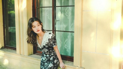 黑裙成熟性感美女