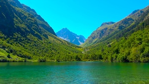 寂静山谷湖泊