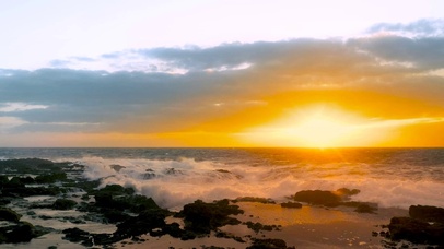慢镜头下的夕阳海浪