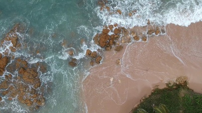 免费海边岩石波浪动态壁纸