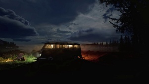 夜晚野外露营车