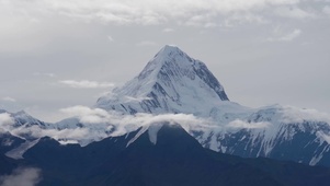 雪山山尖