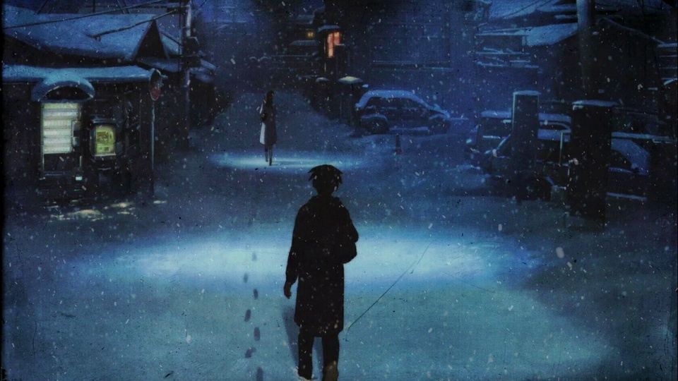 飘雪冬夜的日式街巷，深色外套人物背影向前行走，远处是伫立的浅色大衣人影。