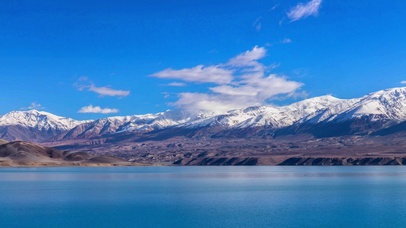 蓝色湖泊雪山