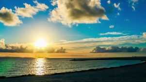 夕阳下的海滩 海平面 蓝天