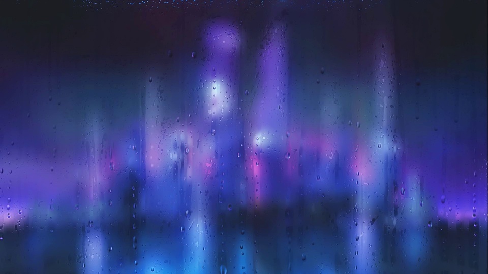 布满雨滴的玻璃后方是蓝紫渐变的朦胧夜景光效，纵向雨痕拉伸柔化色块。