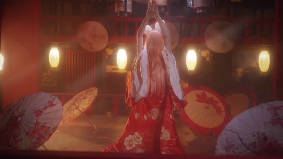 穿红樱和服的兔耳少女背对镜头举臂站立，周围环绕各式传统油纸伞，暖光灯笼散发柔雾光晕。