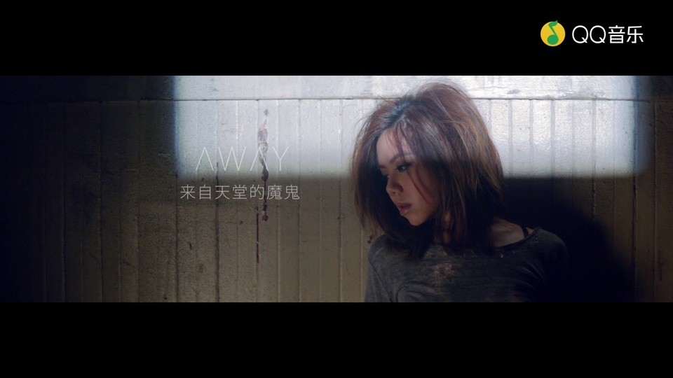 写实暗调人像中，邓紫棋留棕褐色齐肩中短发，身着深灰色做旧上衣，侧身垂目倚靠带有竖向条纹的老旧水泥墙旁，一道横向聚光灯打亮墙面中部，两侧区域处于暗区。