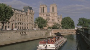 巴黎圣母院河边巡游的小船