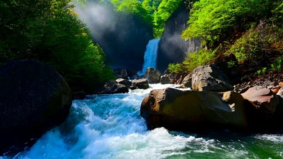 夏天清晨阳光雾气瀑布