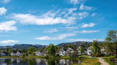 护眼蓝天白云树木河流带鱼屏