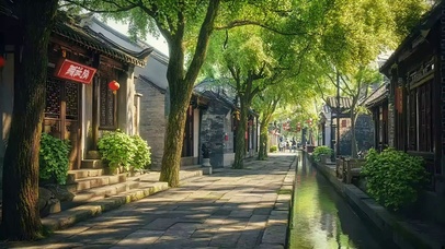 漫步古城绿色夏日街道