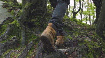 4K 高清 山上远足的旅人