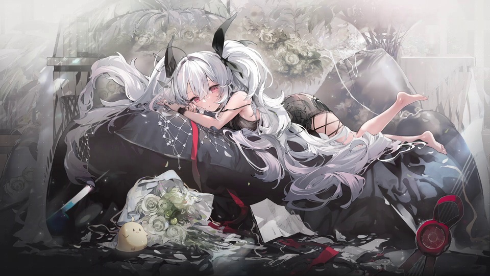 白发双马尾粉瞳少女身着黑纱绑带服饰，裸足躺卧在铺有花束的深色软垫上。