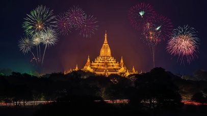 夜晚烟花缅甸寺院