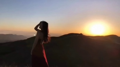 落日下的温情美少女