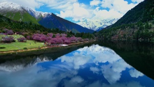 雪山湖泊