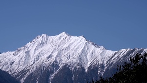 4K西藏雅鲁藏布大峡谷雪山山顶