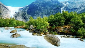 山涧河流