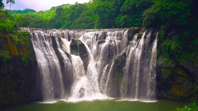 山中绿林大瀑布