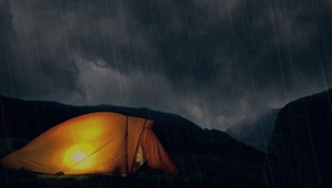 暴风雨中露营