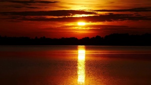 安静的夕阳湖面