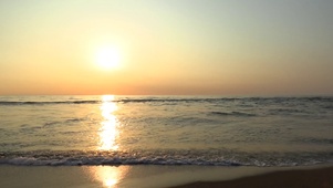 黄昏沙滩海浪