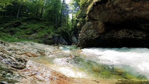 山间流水声