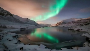 静谧雪原极光夜景