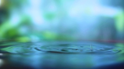 4K 高清 雨滴掉进了水坑