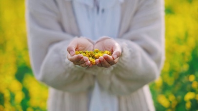 春天女生油菜花