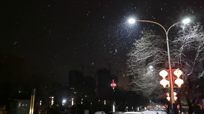 小城下雪夜