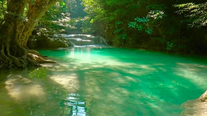 波光粼粼的碧水潭
