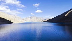 4K新疆班迪尔蓝湖山河风光