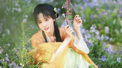 清纯花丛中的古装少女萝莉