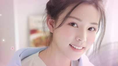 笑容甜美白皙美女