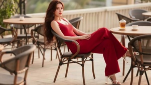 茶馆悠闲纳凉的红衣美女